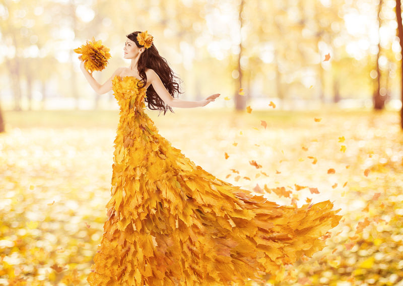 秋天的女人穿着秋天的枫叶时装-穿着黄色礼服的艺术肖像