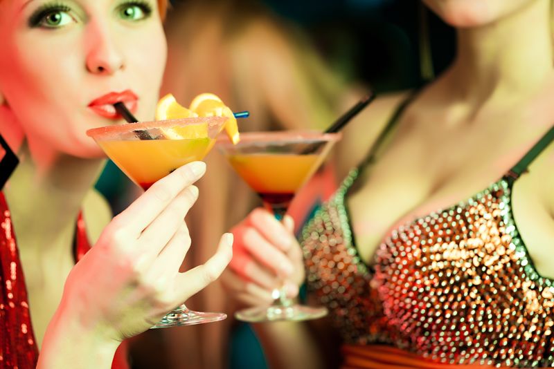俱乐部或迪斯科舞厅中的女性或模特-鸡尾酒有乐趣-饮料特写镜头