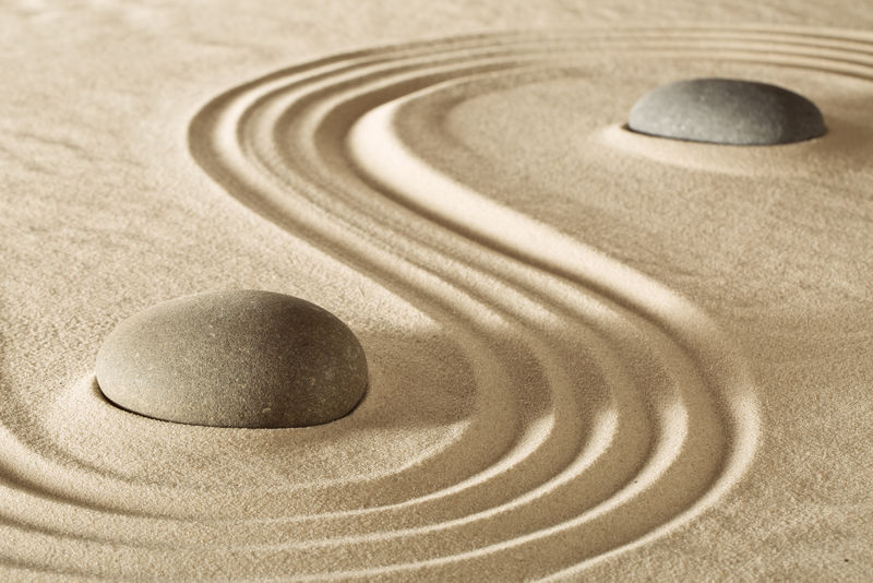禅宗石或石头-并在沙日本石园耙线冥想-纯净平衡和灵性背景-SPA健身按摩岩疗