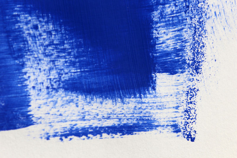 白纸上蓝色水彩画的纹理-水平水彩背景-矩形照片