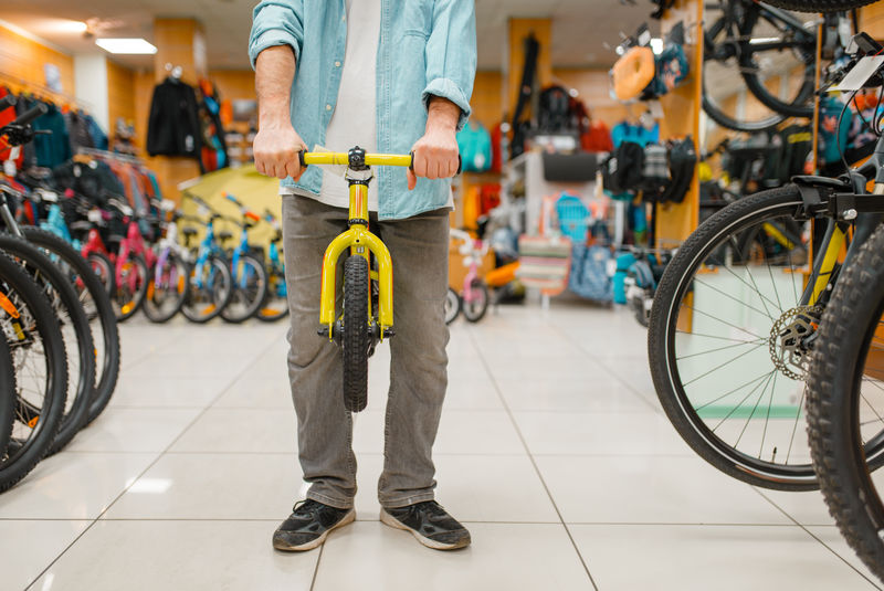 男童自行车、运动用品店