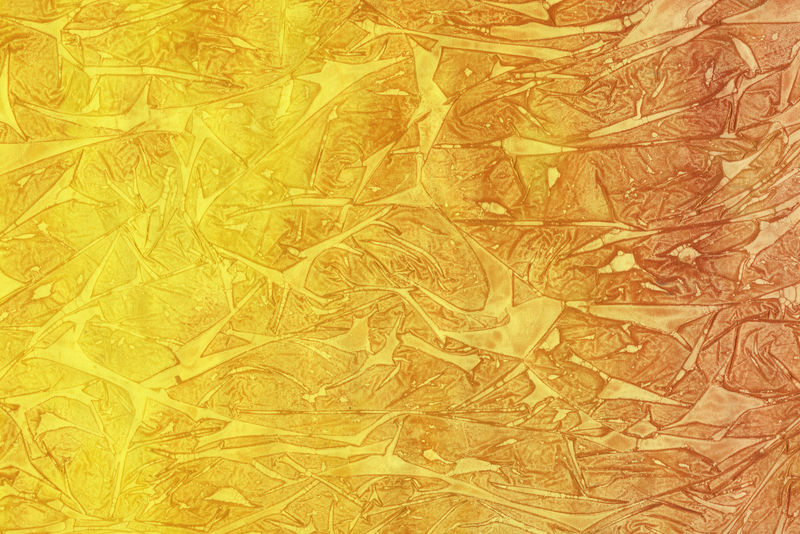 明亮的黄色水彩画纹理-在白纸背景上有抽象的水洗和笔触