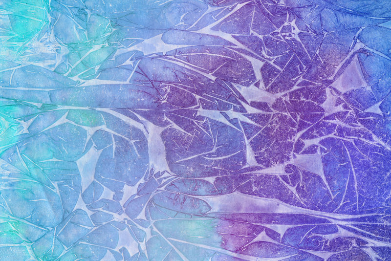 紫罗兰色的水彩画纹理-在白纸背景上有抽象的水洗和笔触-时尚的外观-混沌抽象有机设计