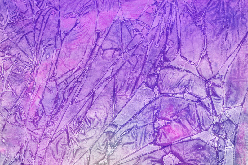 白色纸张背景上的紫色墨水和水彩画纹理-油漆泄漏和暗效果