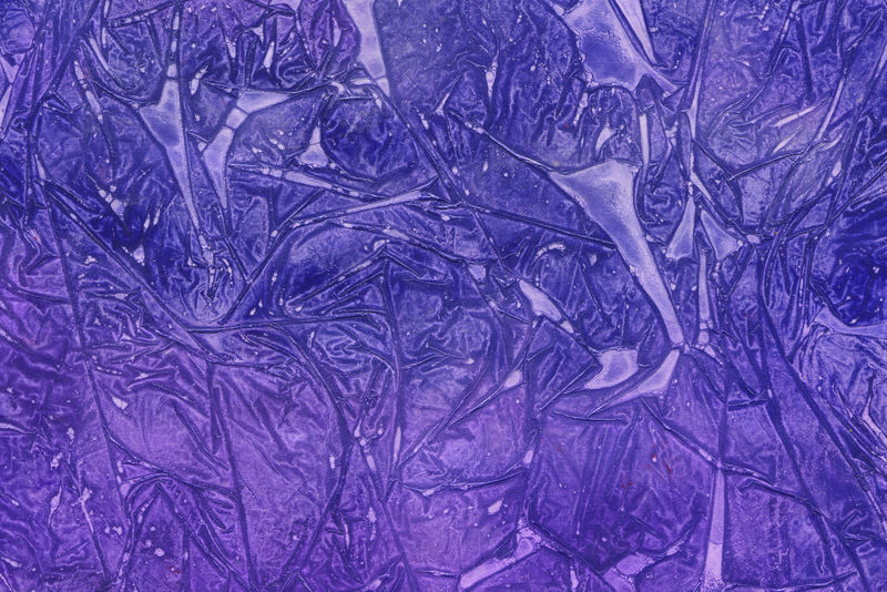 紫罗兰色的水彩画纹理-在白纸背景上有抽象的水洗和笔触-时尚的外观-混沌抽象有机设计