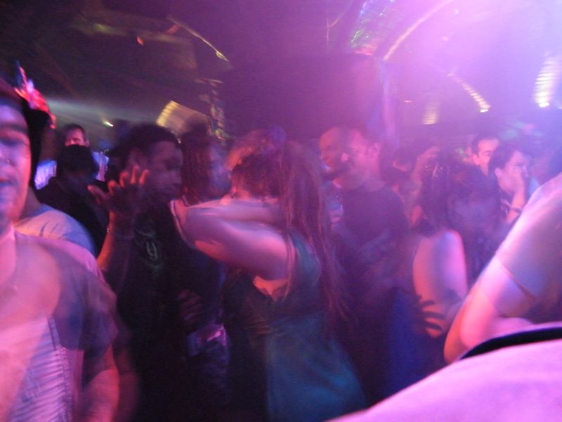 一群跳舞的年轻人在俱乐部里过夜