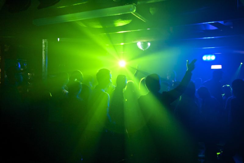 特效模糊音乐会-迪斯科DJ派对-手举着玩纸片的人