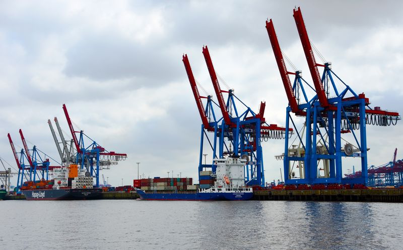土耳其伊斯坦布尔-6月16日：2013年6月16日-土耳其伊斯坦布尔-Kadikoy海滨的Haydarpasa港口和集装箱码头-码头是该市亚洲区的主要贸易港