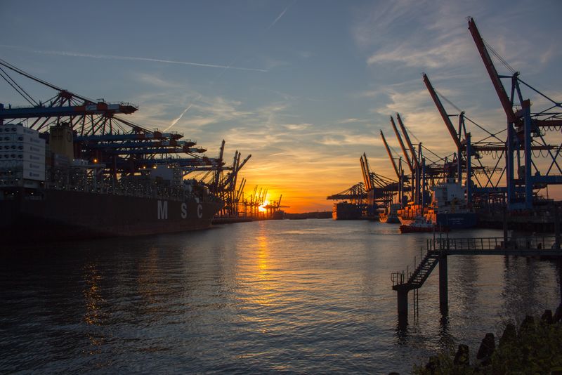 德国汉堡-2018年6月19日：黄昏时港口有船只的集装箱码头