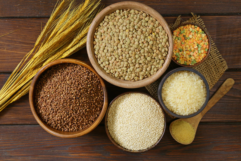 不同品种的荞麦、大米、扁豆、藜麦