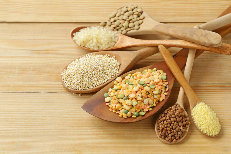 不同品种的荞麦、大米、扁豆、藜麦