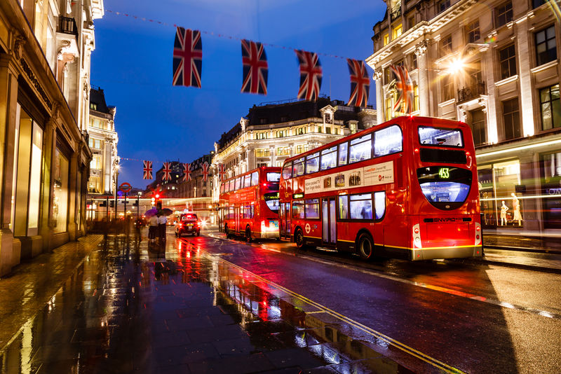 英国伦敦——6月9日：2012年6月9日-英国伦敦-伦敦雨街上的一辆红色巴士