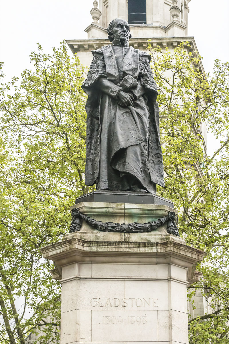 伦敦奥尔德维奇格拉德斯通雕像-靠近皇家法院-对面是澳大利亚之家-威廉·埃沃特·格拉德斯通（1809-1898）是英国自由派政治家