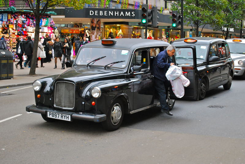 伦敦- 11月9日：伦敦出租车或XX27；黑色出租车和XX27；2012年11月9日在Piccadilly-英国伦敦-所有伦敦出租车在允许使用前都要经过严格的年度机械测试