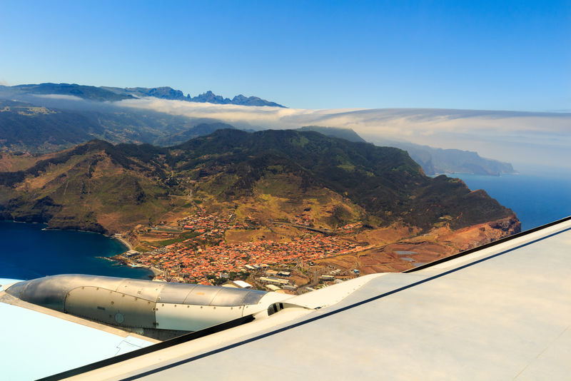 在降落在葡萄牙马德拉岛的Funchal市之前，从飞机上可以看到美丽的鸟瞰图