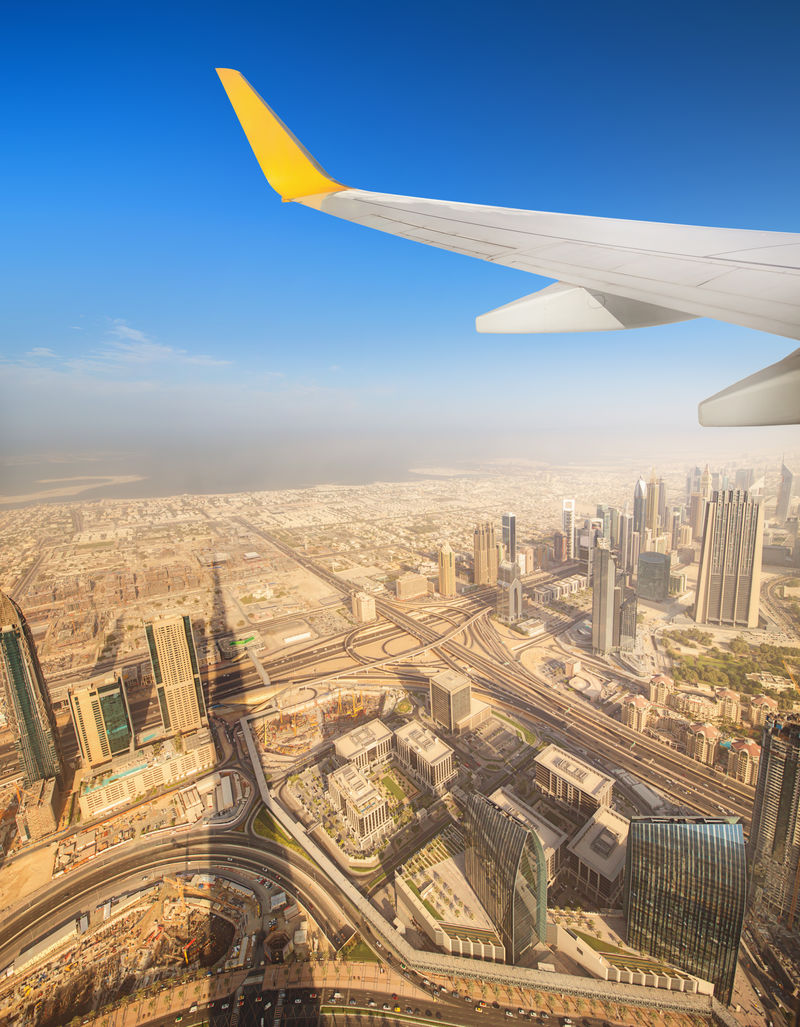 从飞机窗口看迪拜的城市景观