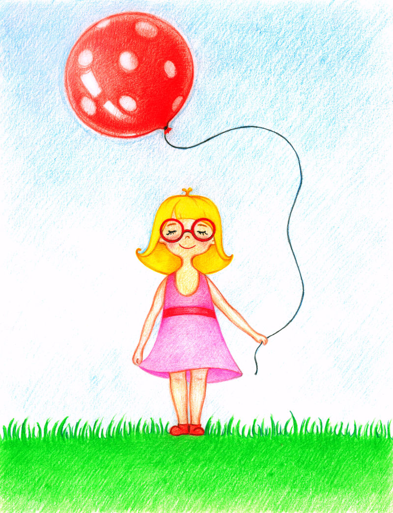 孩子的照片，穿着粉红色衣服的女孩站在草坪上，彩色铅笔旁放着一个红色气球。