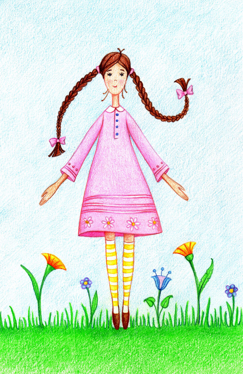穿粉红色衣服的女孩站在彩色铅笔旁的草坪上的照片