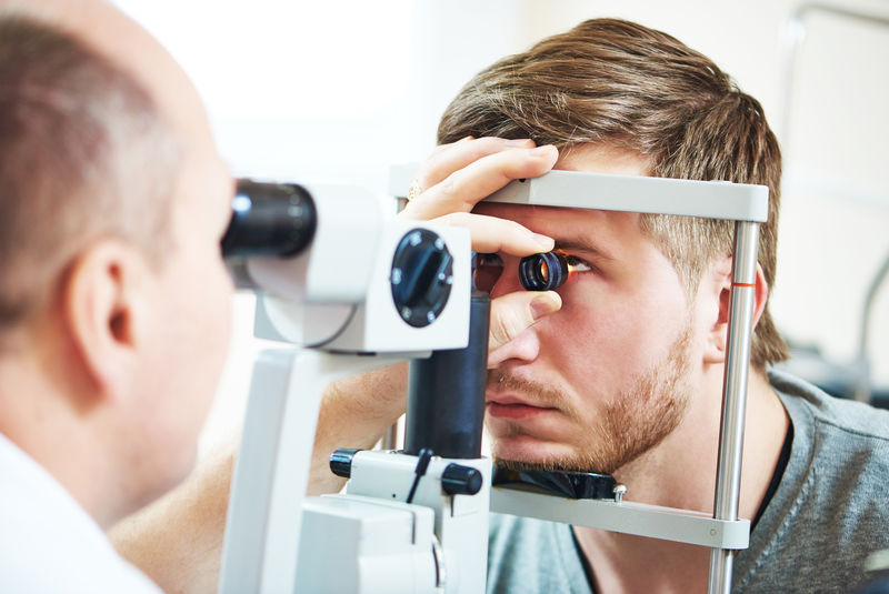 眼科概念-视力矫正门诊男性视力检查