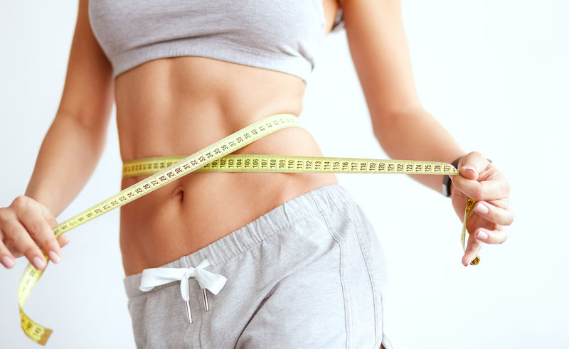 测量腰围的女人-完美的身材和躯干的女性特写-健康营养与减肥观念