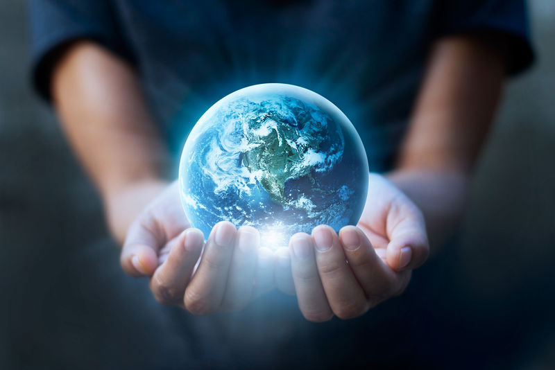 地球日-人类手牵蓝色地球-拯救地球的理念-美国航天局提供的图片元素