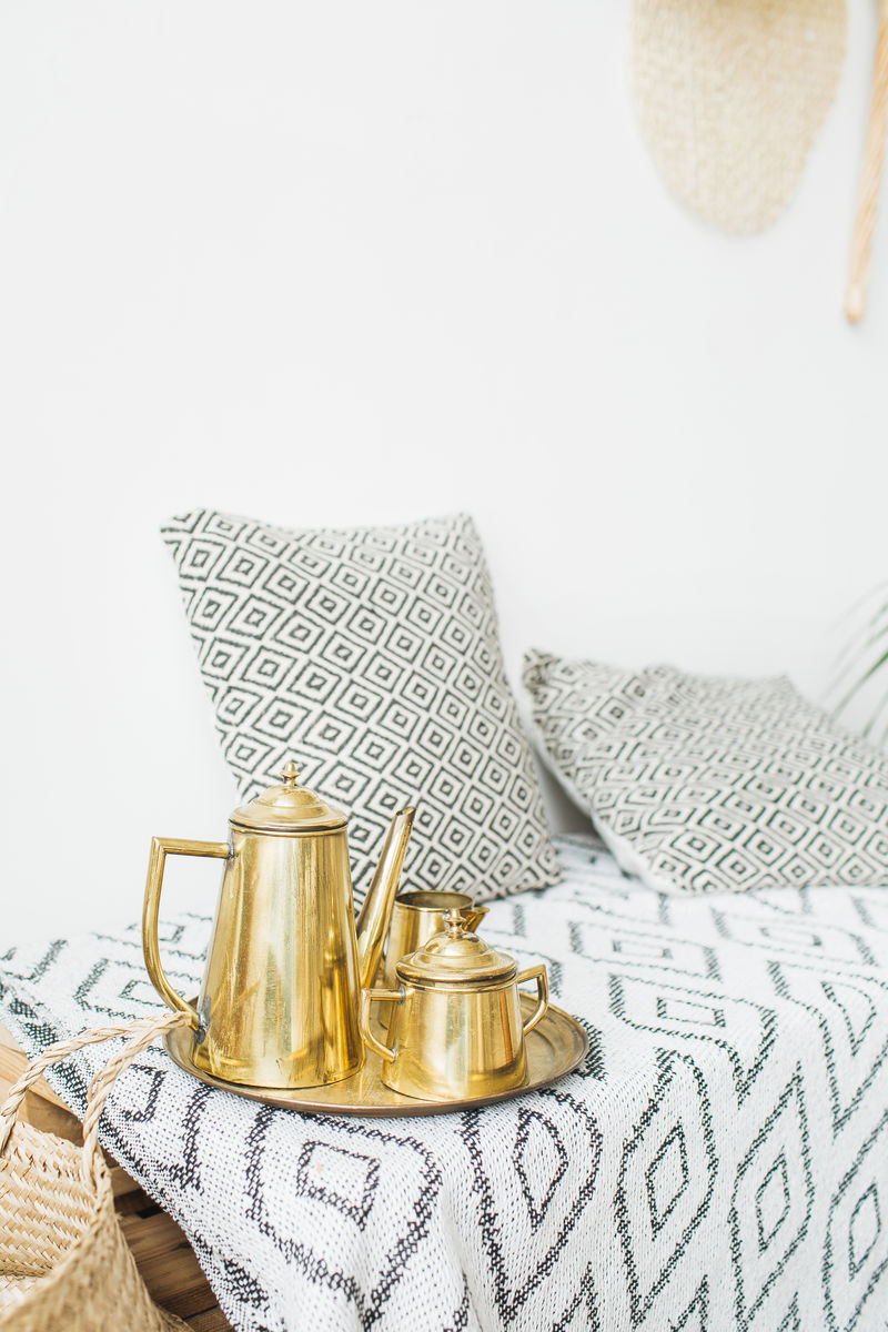 金茶壶和毯子