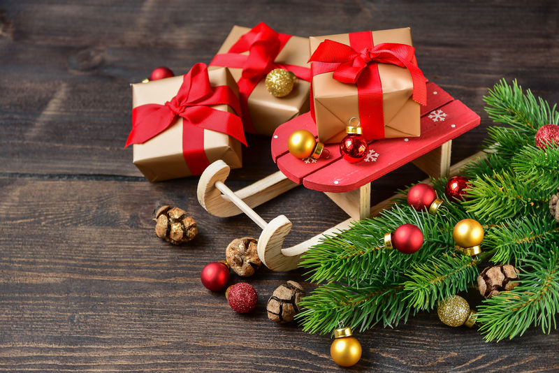 圣诞公寓的背景是礼物盒、冷杉树枝和闪亮的球-带复印空间的俯视图