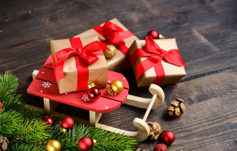 新年背景绿树-闪亮的球和木制背景的礼物-在白色布局上隔离-2020年圣诞节2020年新年2020概念-家庭假日-庆祝气氛-圣诞精神