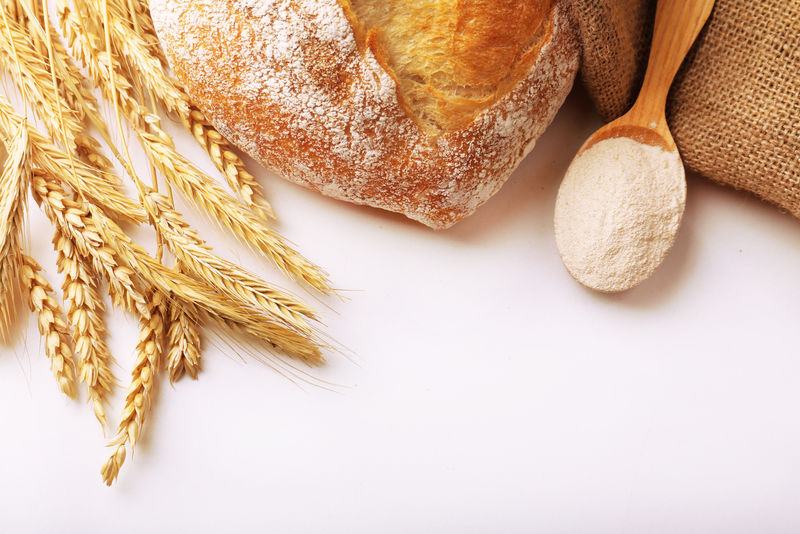 生面包，小麦和木勺面粉