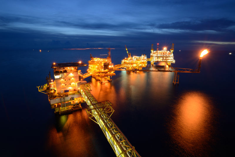 大型海上石油钻井平台。