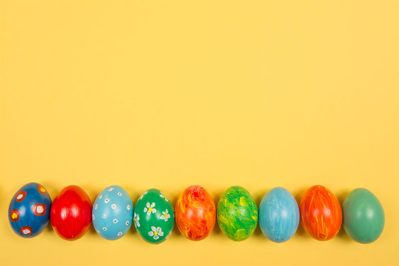 复活节假期背景。彩绘复活节彩蛋