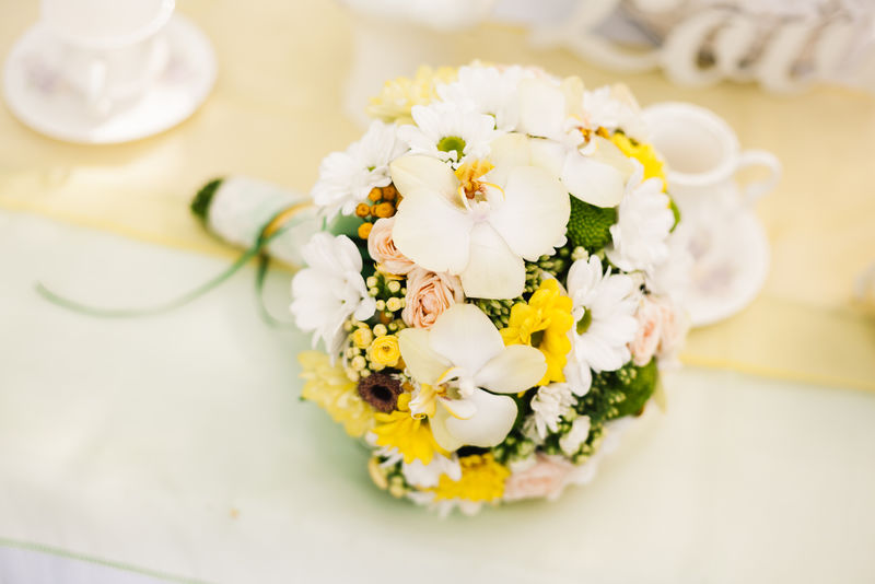 白色兰花和黄色玫瑰新娘花束