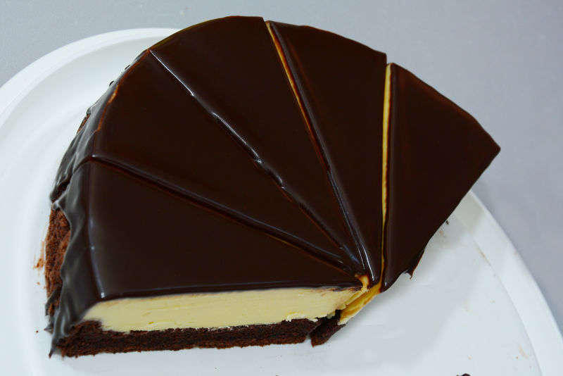 一块巧克力蛋糕-加焦糖-放在白色盘子里-上面有花边特写