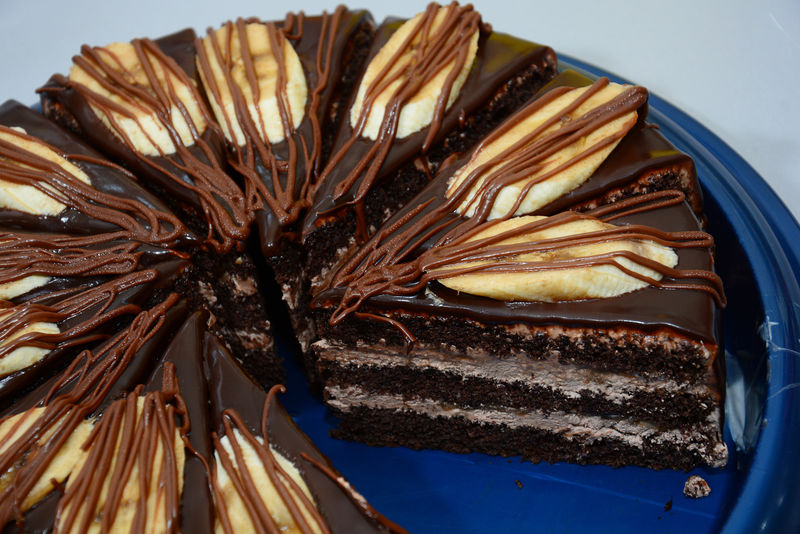 把自制的巧克力蛋糕切在盘子里