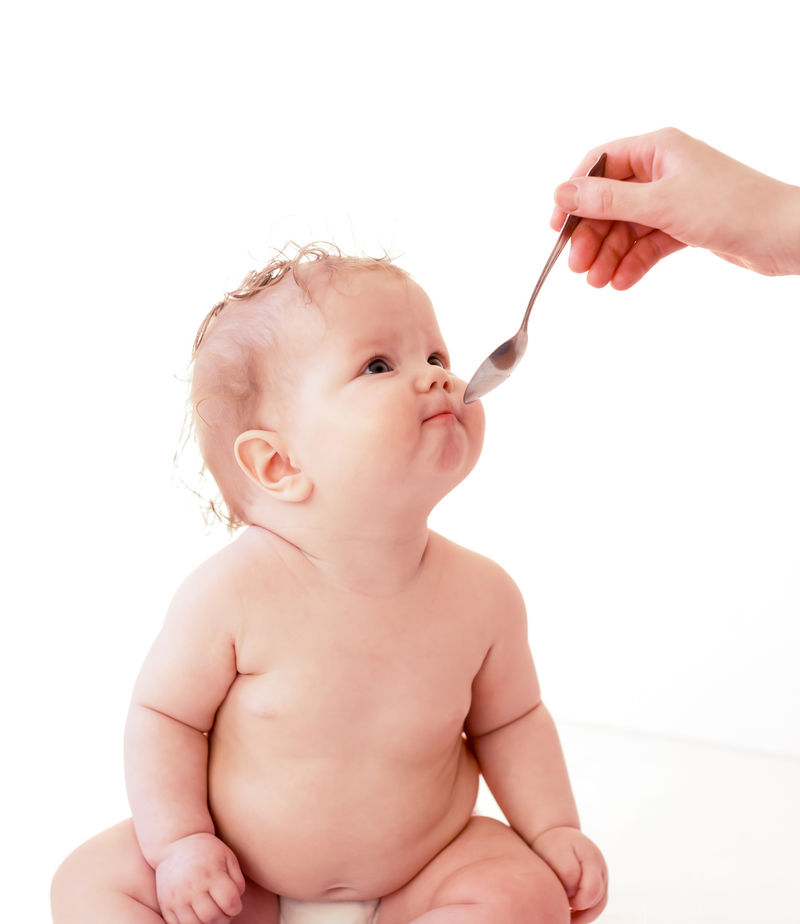 用勺子喂食或吃药的婴儿