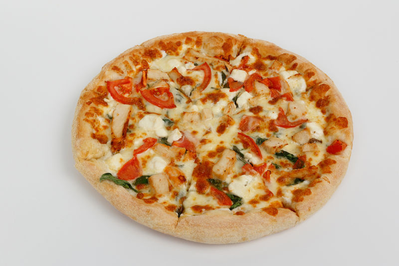 美味的披萨-放在白色背景的木盘上