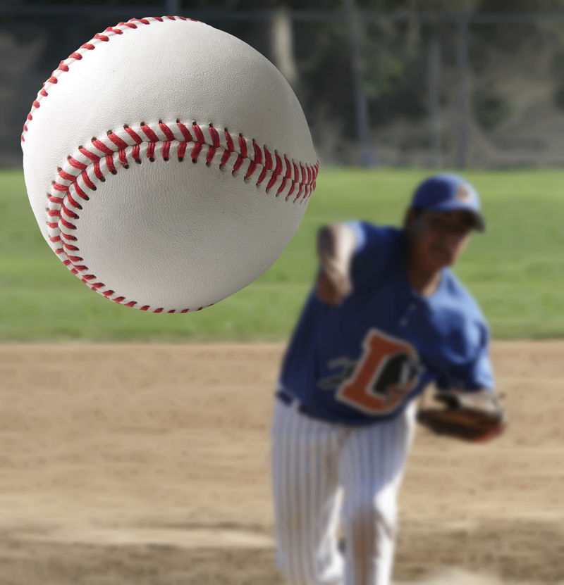 棒球被投出的特写镜头。