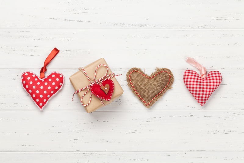 情人节贺卡，带心形和礼品盒