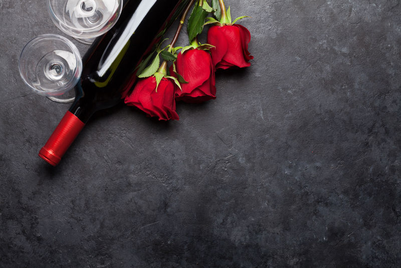 情人节贺卡，带玫瑰花束和葡萄酒