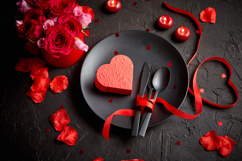 情人节，餐桌布置和浪漫晚餐的概念。