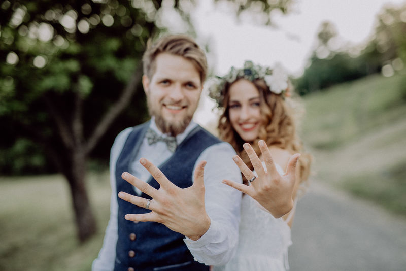 新娘和新郎与结婚戒指的性质。