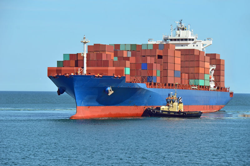 拖轮协助集装箱货船驶往港口码头