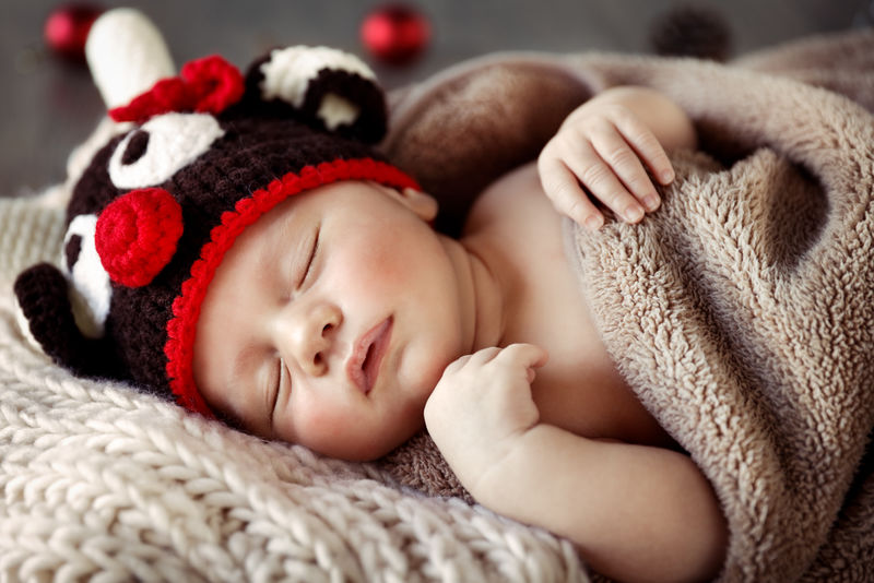可爱的宝宝穿着圣诞睡衣睡觉