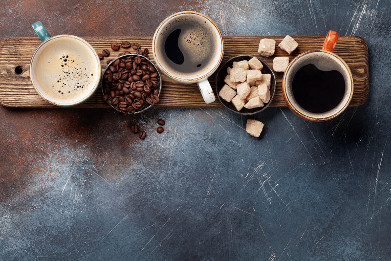 咖啡杯，咖啡豆和红糖