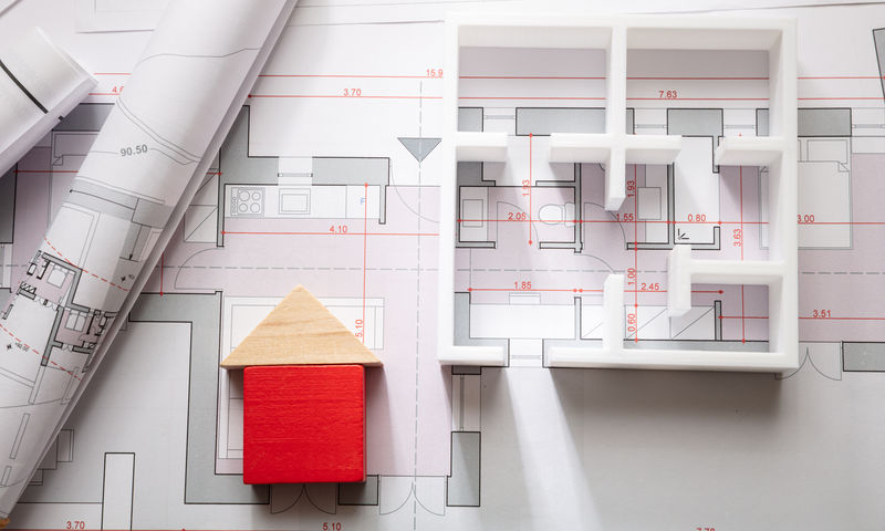 施工概念。住宅建筑图纸和建筑模型