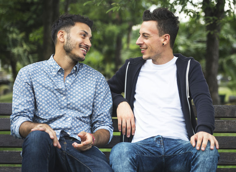 同性恋情侣在公园约会