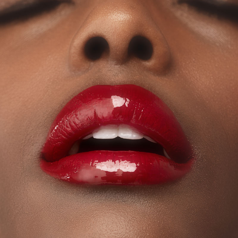 红嘴唇的非裔美国妇女