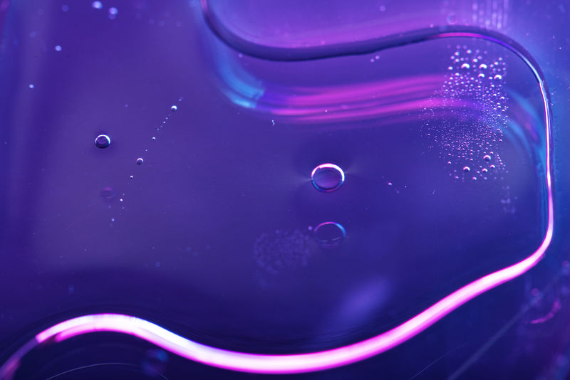 鲜艳的霓虹紫色液体背景