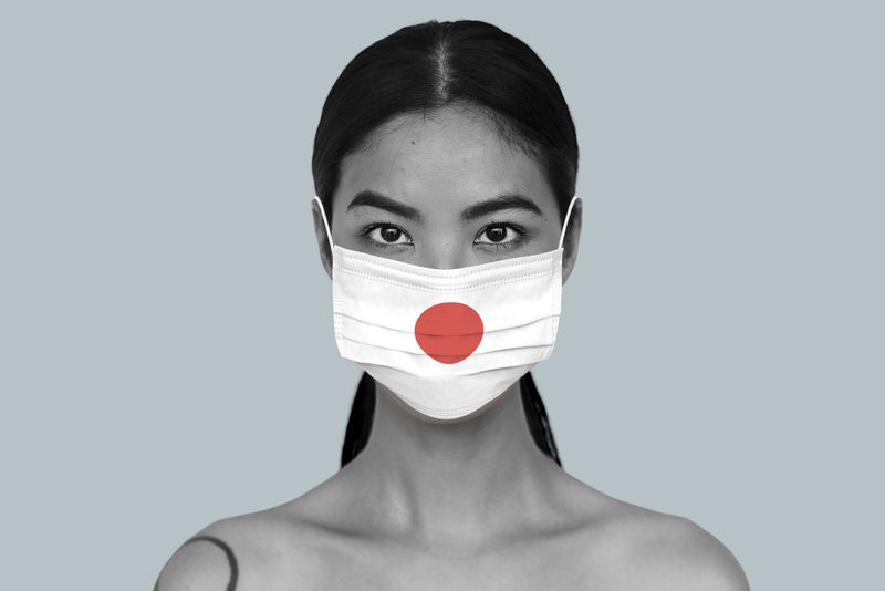 日本一名妇女在冠状病毒大流行模型中戴口罩
