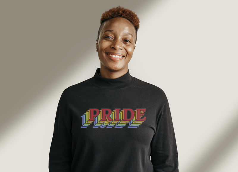 穿着骄傲t恤的黑人女同性恋
